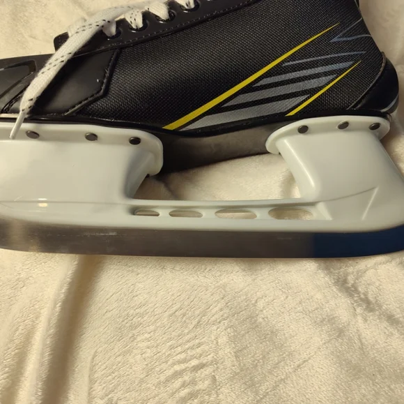 ccm 1092 tracks Adult Size 9 Ice Skates - Picture 11 of 14